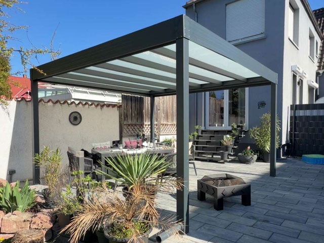 Elegantes Terrassendach mit Verbundsicherheitsglas in Hofgeismar